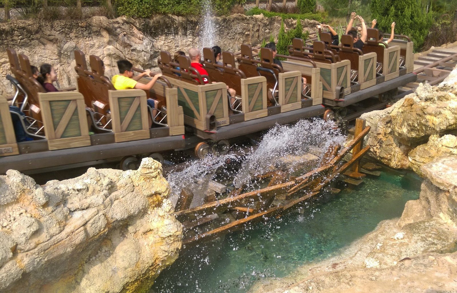 Atraksi Terpopuler Hong Kong Disneyland